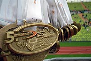 Der Lohn fürs Ankommen: die Medaille vom 5. medien marathon München (Foto: Martin Schmitz)